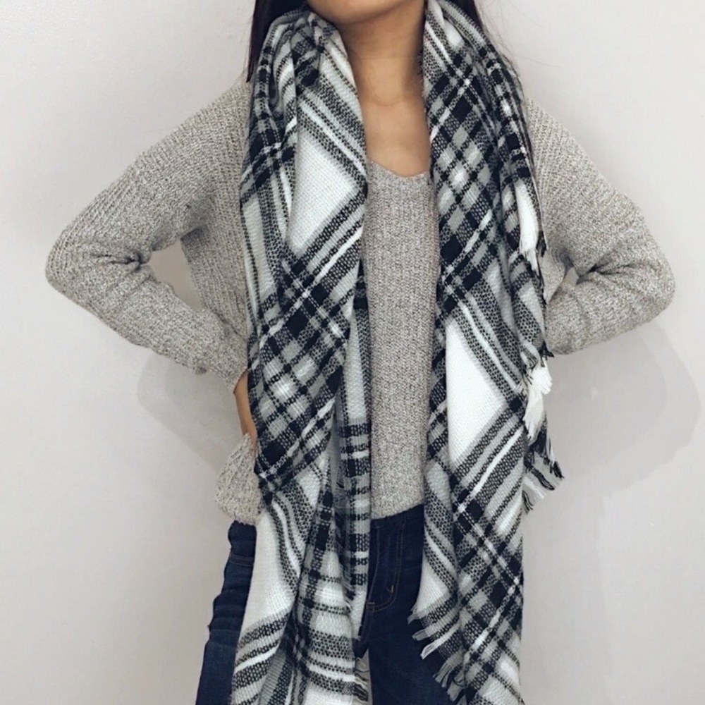 ๐ Juneau - Black + White Plaid Blanket Scarf - Picture 5 of 8